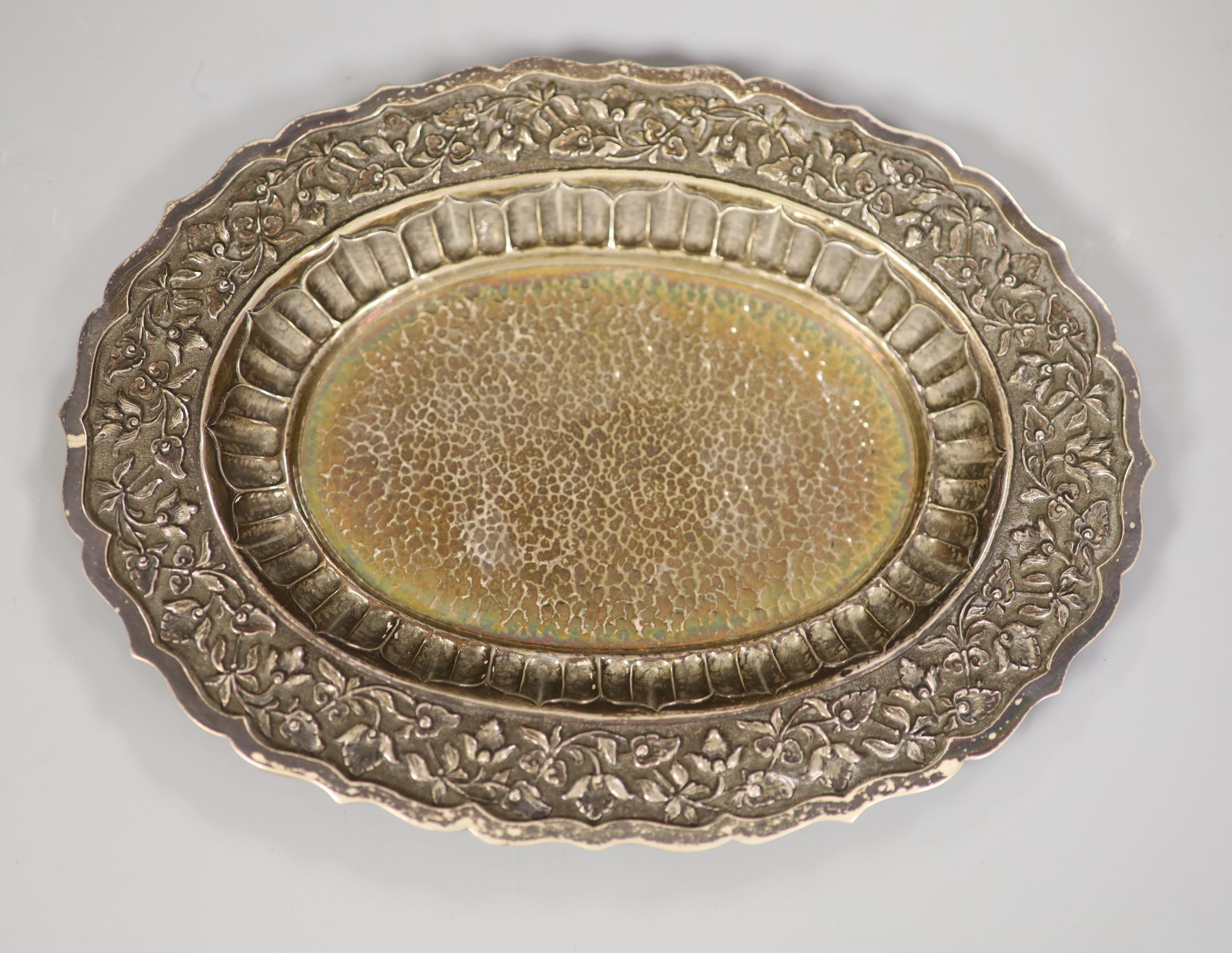 An 800 standard embossed oval white metal dish/stand, 21.2cm, 6oz.